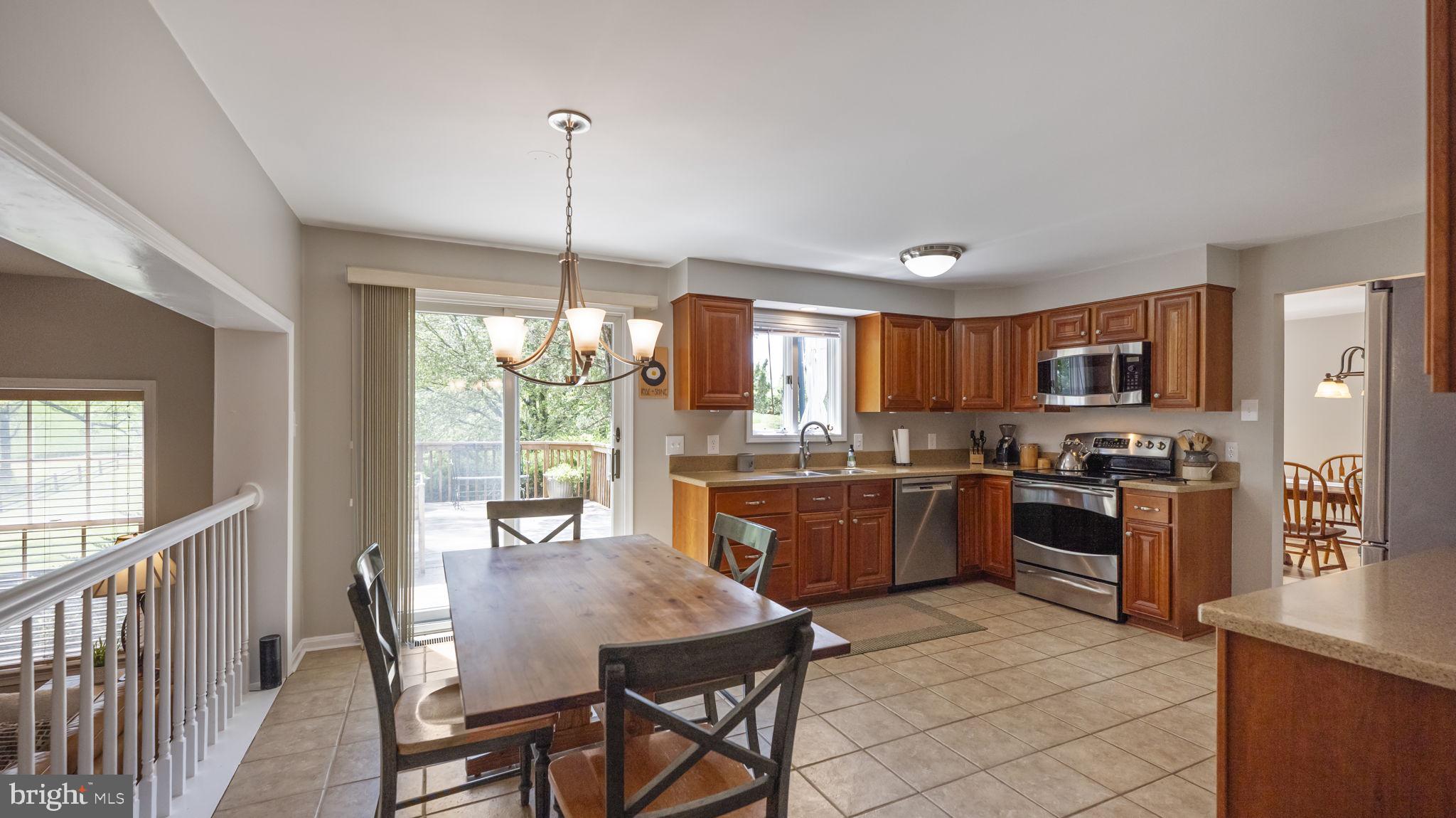11420 Hawkes Road Clarksburg, MD 20871 - Photo 4 of 39 Meal prep is easy in this eat-in kitchen