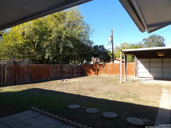 a view of a backyard