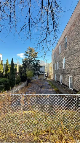 a view of a pathway along a building