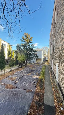 a view of a pathway with a yard