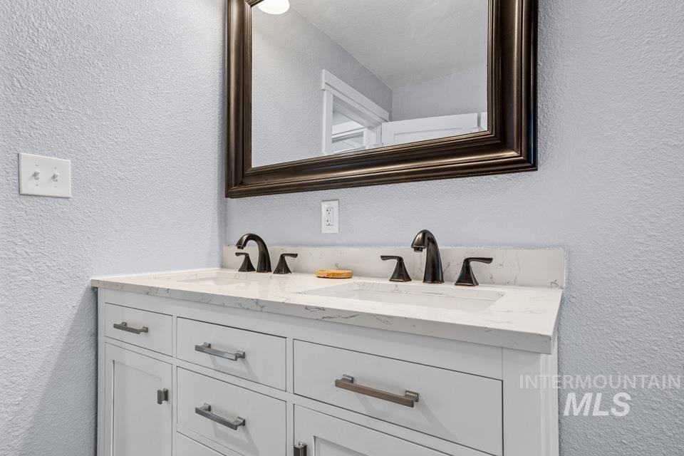 253 West Court Street Weiser, ID 83672 - Photo 23 of 35 Full bathroom with a textured wall and double vanity