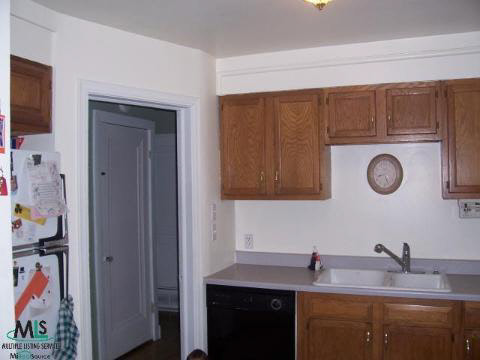 20912 Universal Eastpointe, MI 48021 - Photo 3 of 9 420399-2.JPG