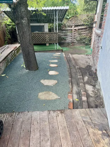 a view of a backyard