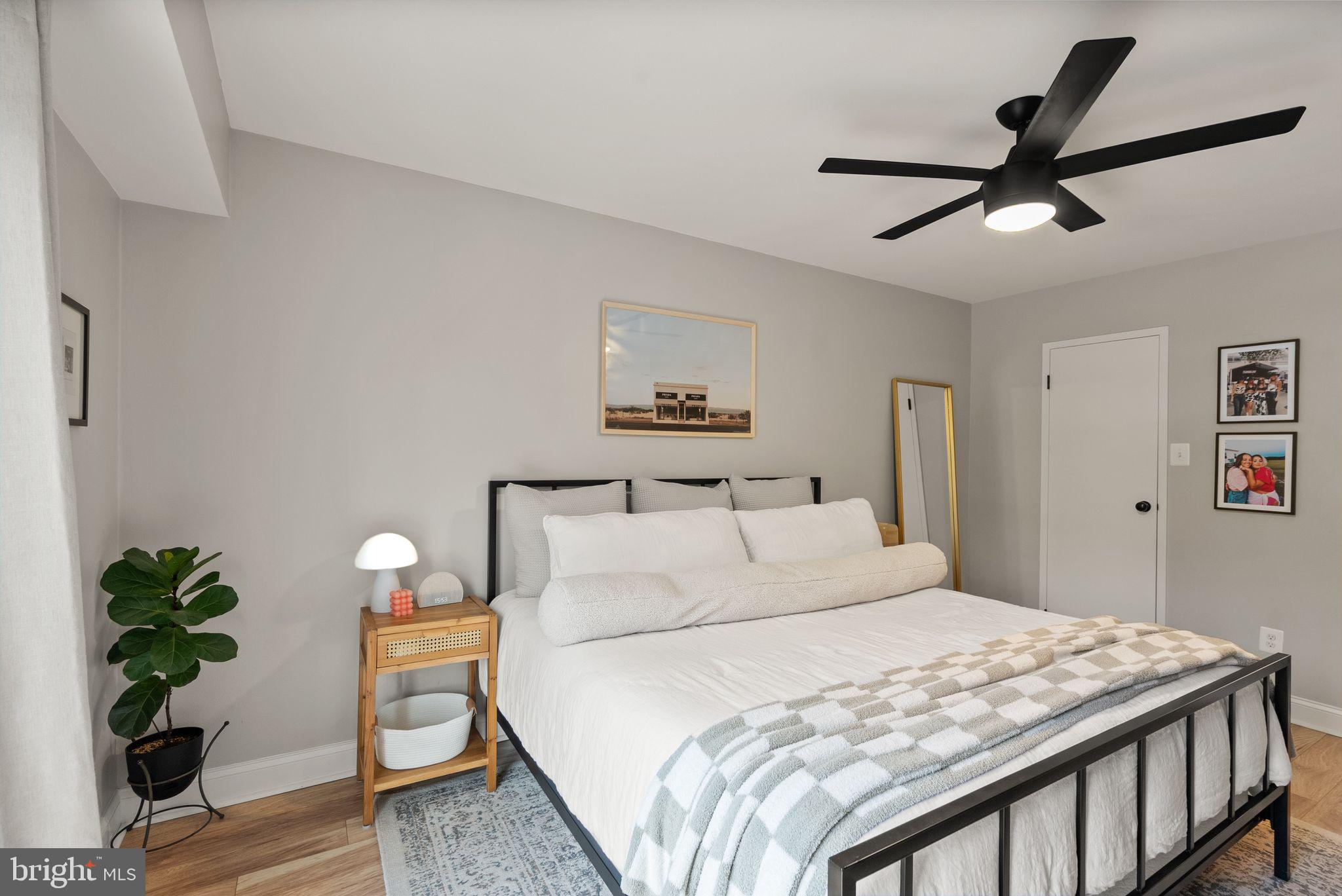 6137 Edsall Road, Unit L Alexandria, VA 22304 - Photo 25 of 36 a bedroom with a bed and a potted plant