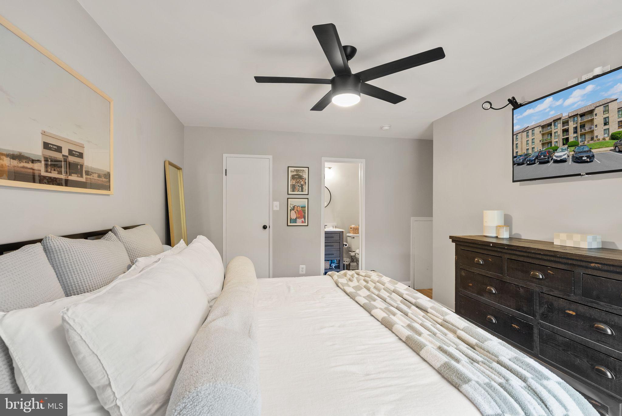 6137 Edsall Road, Unit L Alexandria, VA 22304 - Photo 26 of 36 a bedroom with a bed and painting on the wall