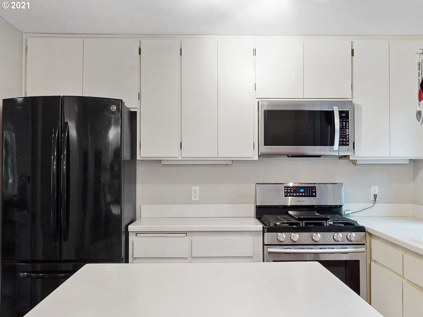 40 Brae Burn Drive Eugene, OR 97405 - Photo 11 of 32 a kitchen with stainless steel appliances a refrigerator stove and microwave