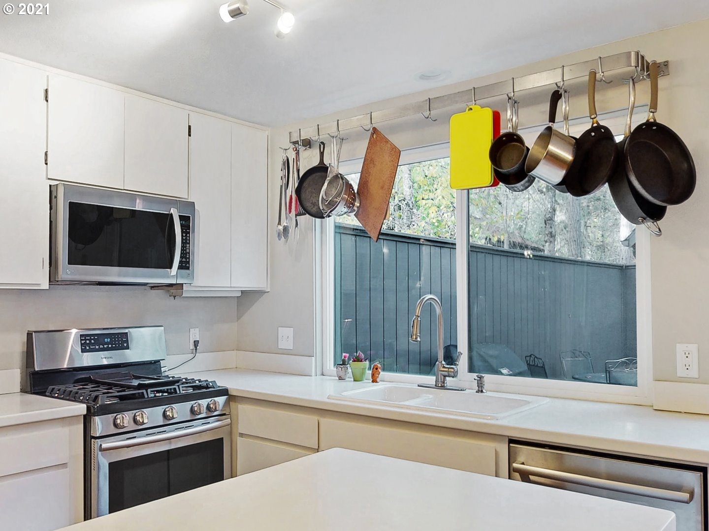 40 Brae Burn Drive Eugene, OR 97405 - Photo 12 of 32 a kitchen with a sink a stove and a microwave