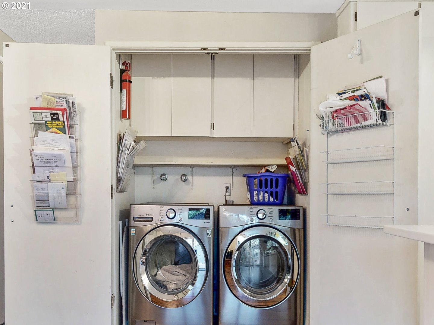 40 Brae Burn Drive Eugene, OR 97405 - Photo 16 of 32 a utility room with dryer and washer