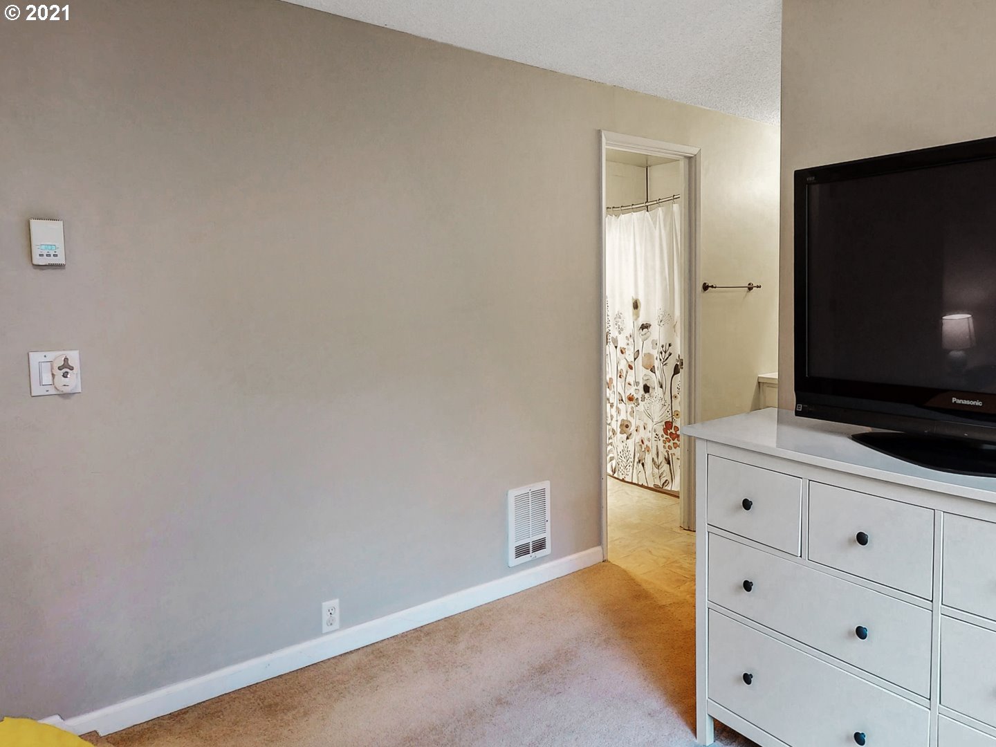 40 Brae Burn Drive Eugene, OR 97405 - Photo 19 of 32 a living room with window and flat screen tv