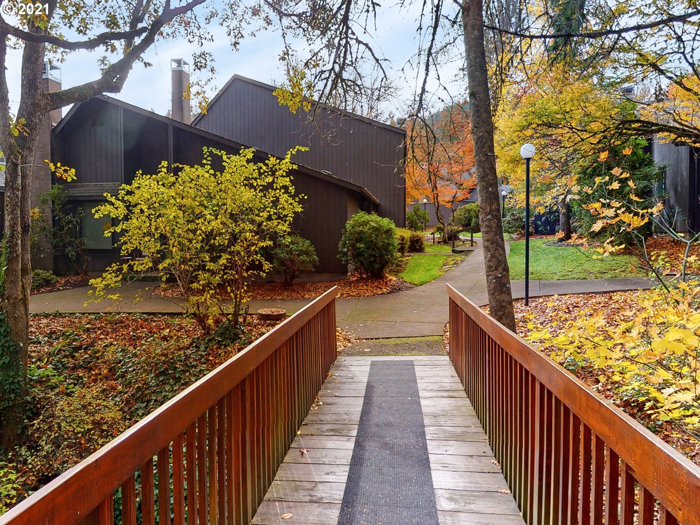 40 Brae Burn Drive Eugene, OR 97405 - Photo 3 of 32 a view of a wooden bridge