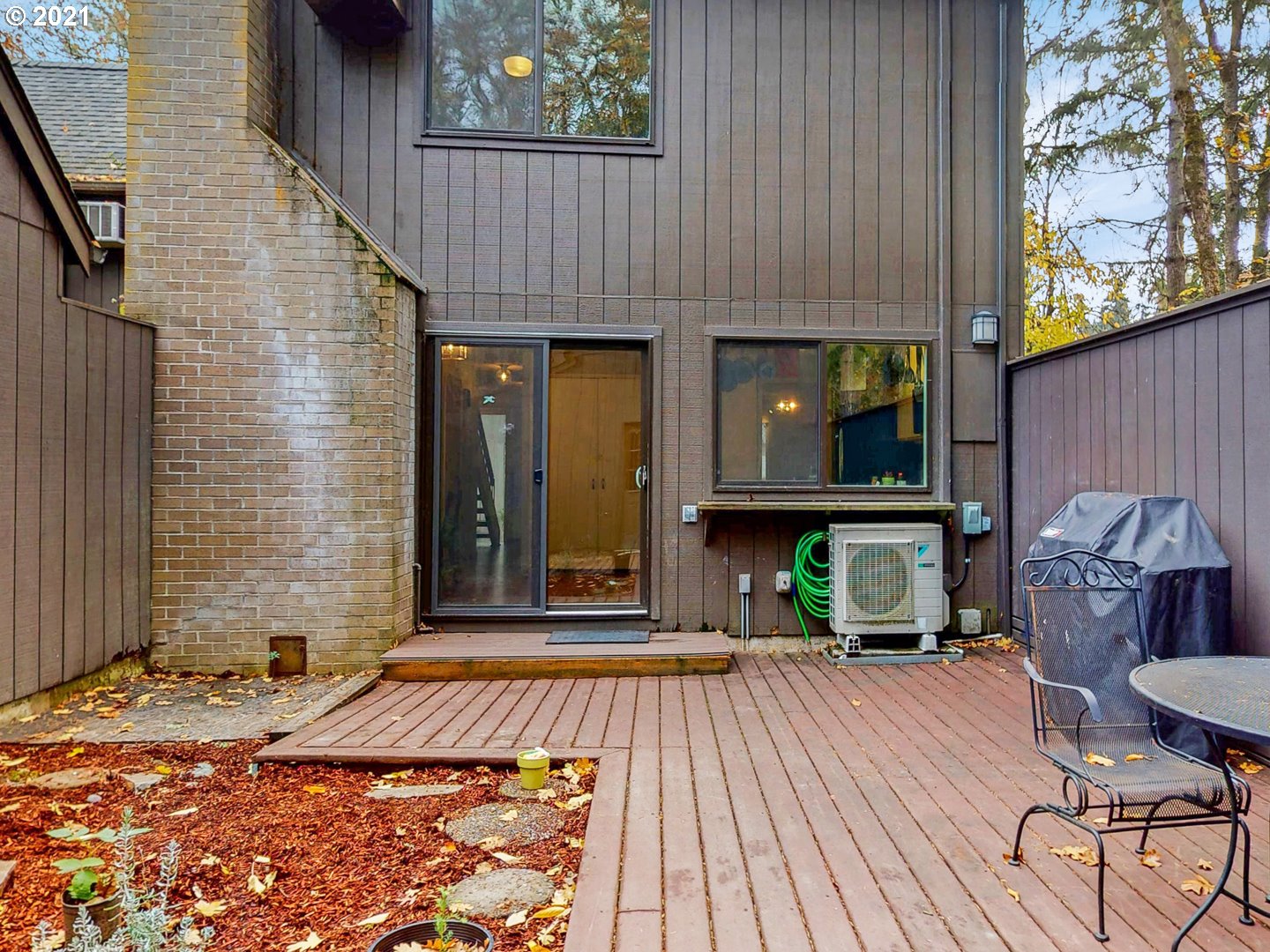 40 Brae Burn Drive Eugene, OR 97405 - Photo 29 of 32 a view of a house with sitting area