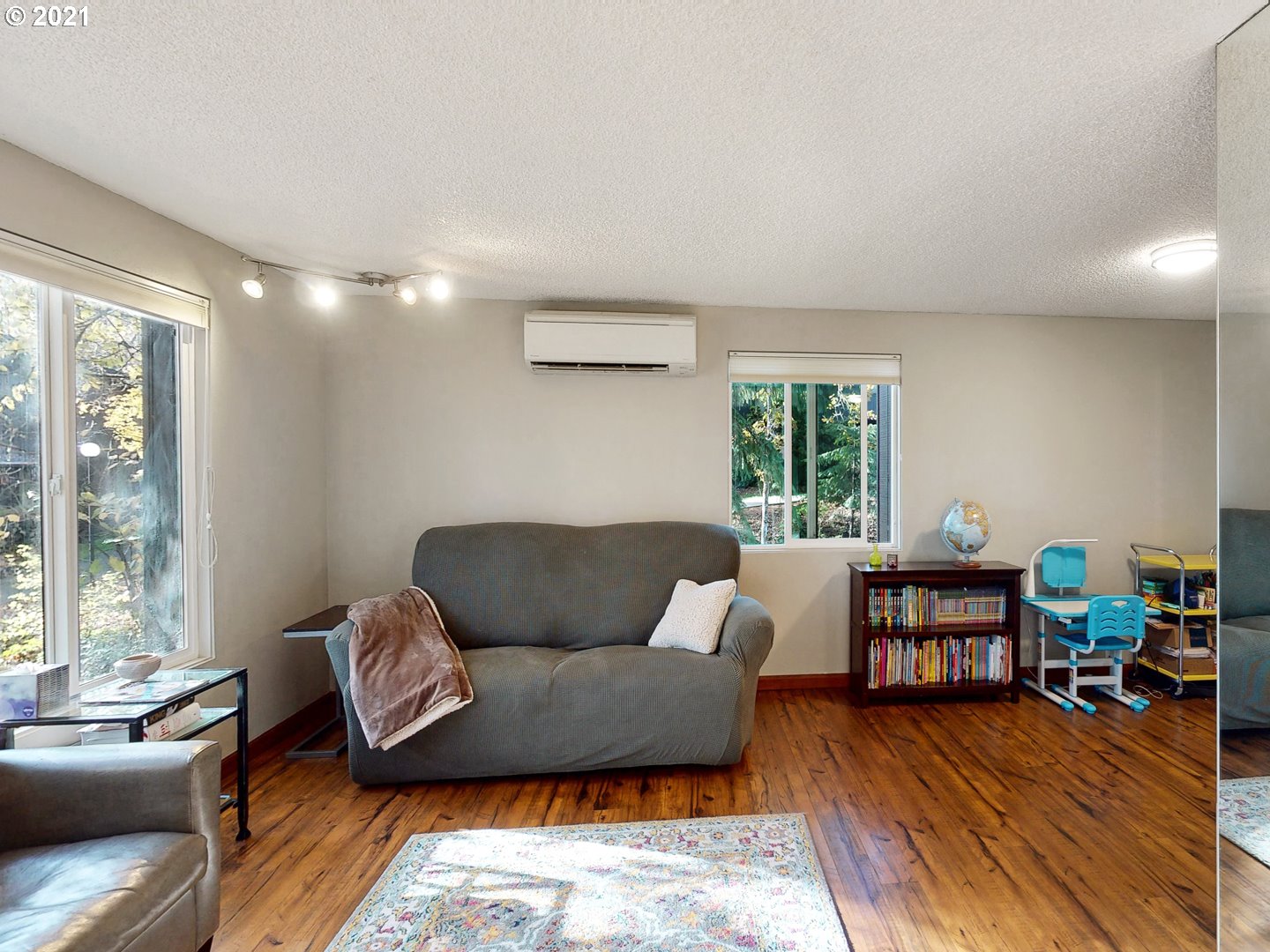 40 Brae Burn Drive Eugene, OR 97405 - Photo 8 of 32 a living room with furniture and a wooden floor