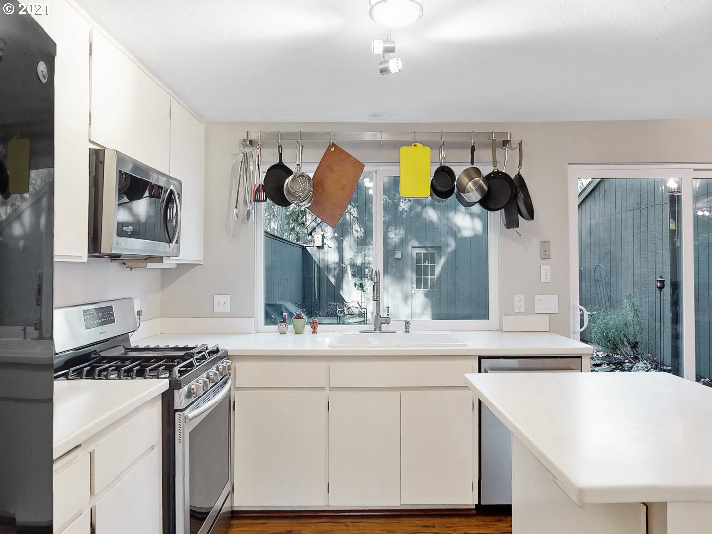 40 Brae Burn Drive Eugene, OR 97405 - Photo 10 of 32 a kitchen with a sink cabinets and appliances