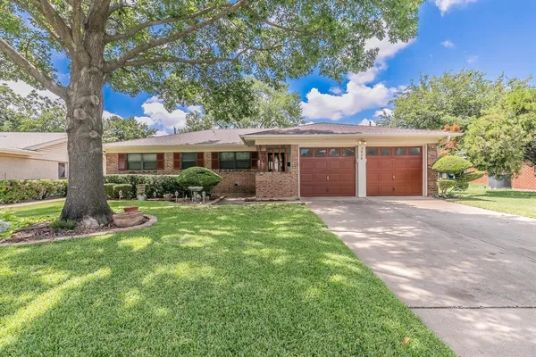 $293,500 | 5828 Westcrest Drive West, Edgecliff Village, TX 76134