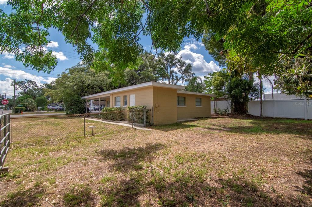 126 Kingsway Road Brandon, FL 33510 - Photo 36 of 42 a backyard of a house with lots of green space