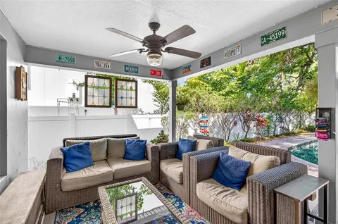 a view of a backyard