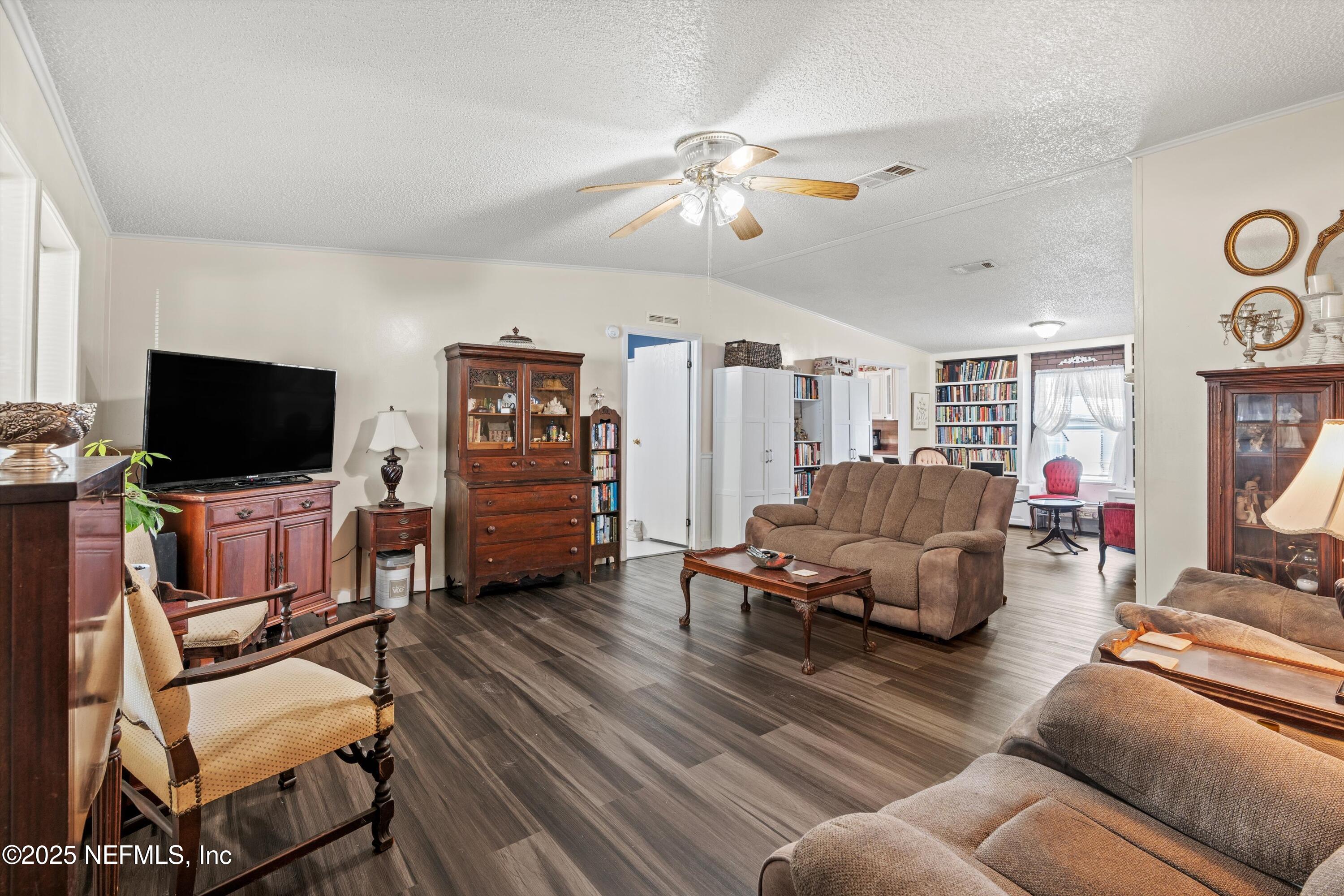 140 Edgewater Road Satsuma, FL 32189 - Photo 13 of 39 13-Living Room