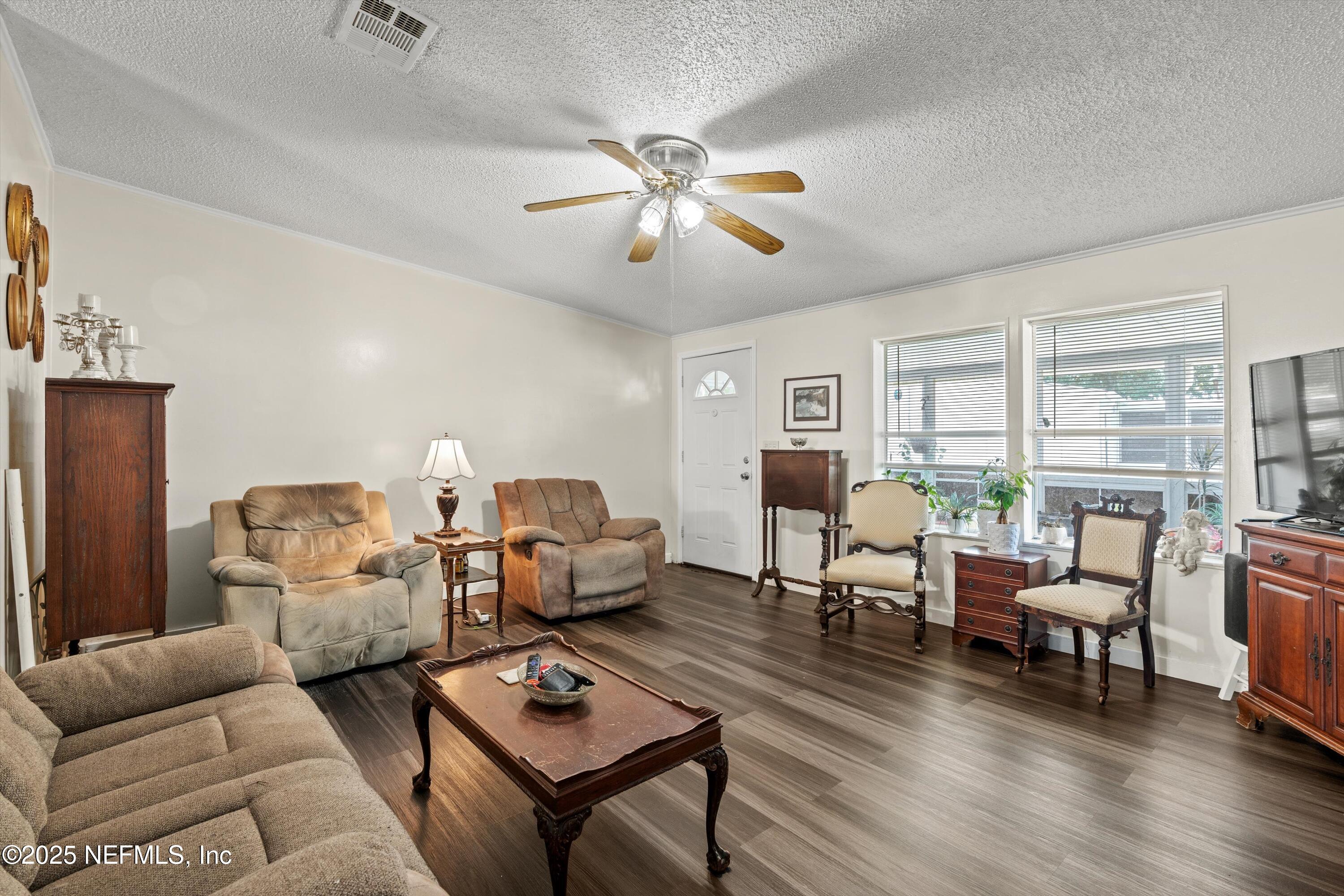 140 Edgewater Road Satsuma, FL 32189 - Photo 14 of 39 14-Living Room