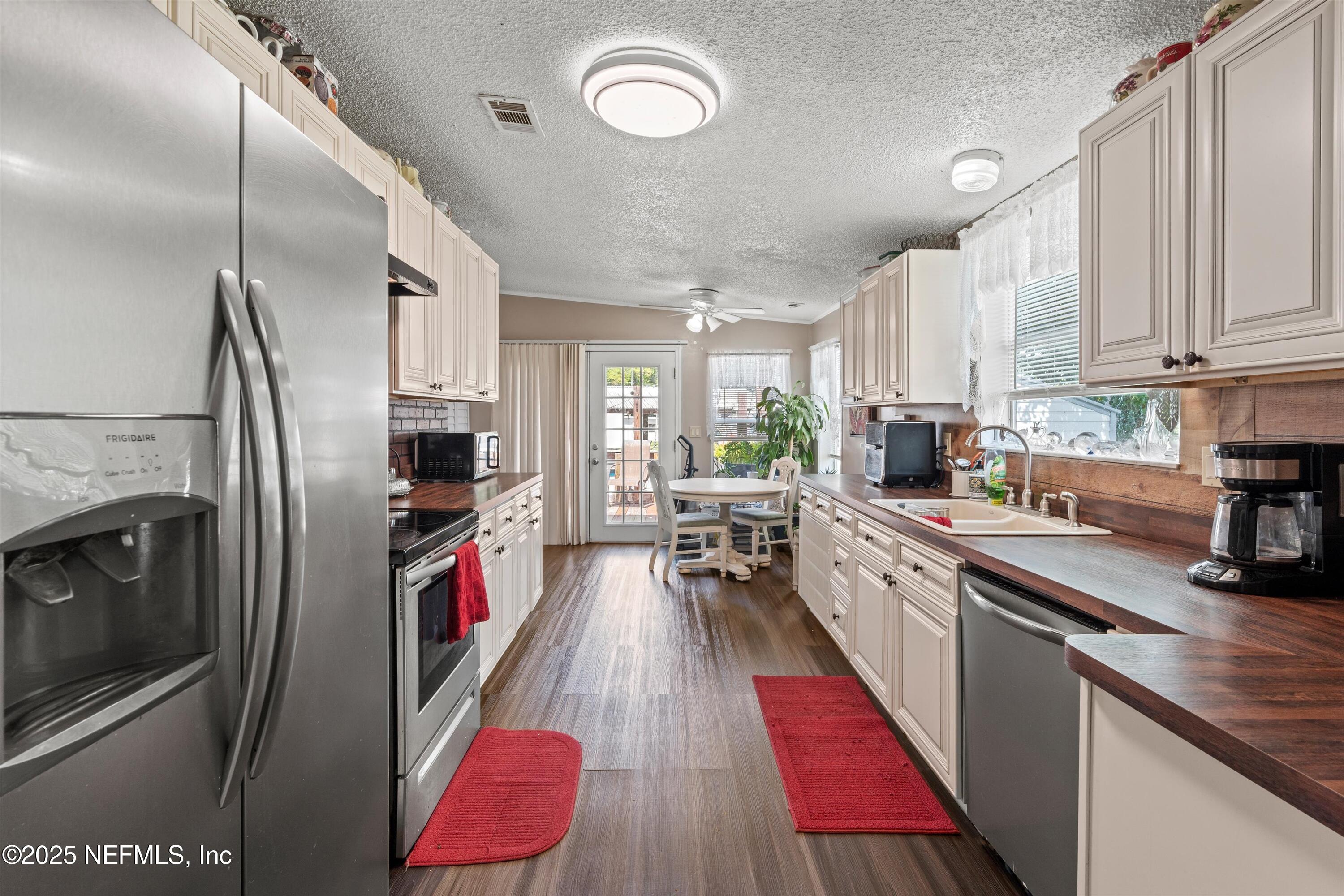 140 Edgewater Road Satsuma, FL 32189 - Photo 24 of 39 24-Kitchen
