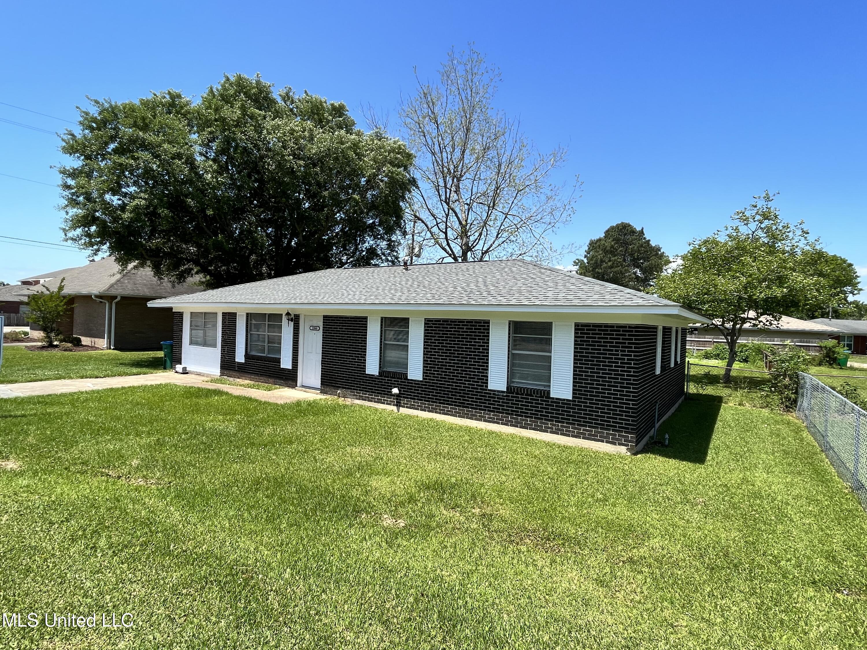 15060 Dedeaux Road Gulfport, MS 39503 - Photo 3 of 21 IMG-2292
