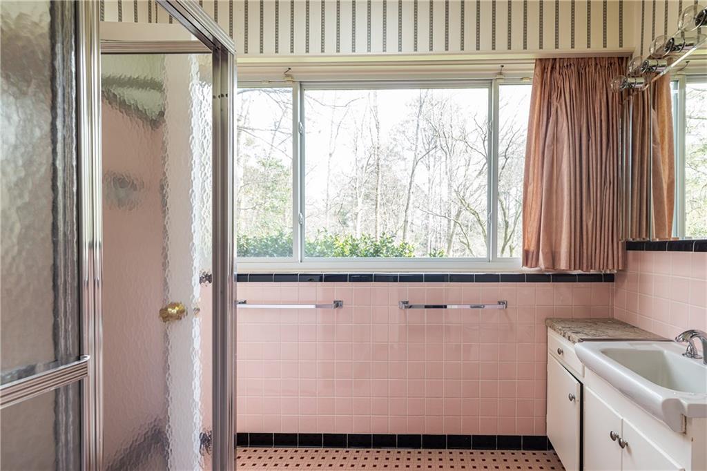 3248 Nancy Creek Road Northwest Atlanta, GA 30327 - Photo 33 of 44 a view of cabinets and window