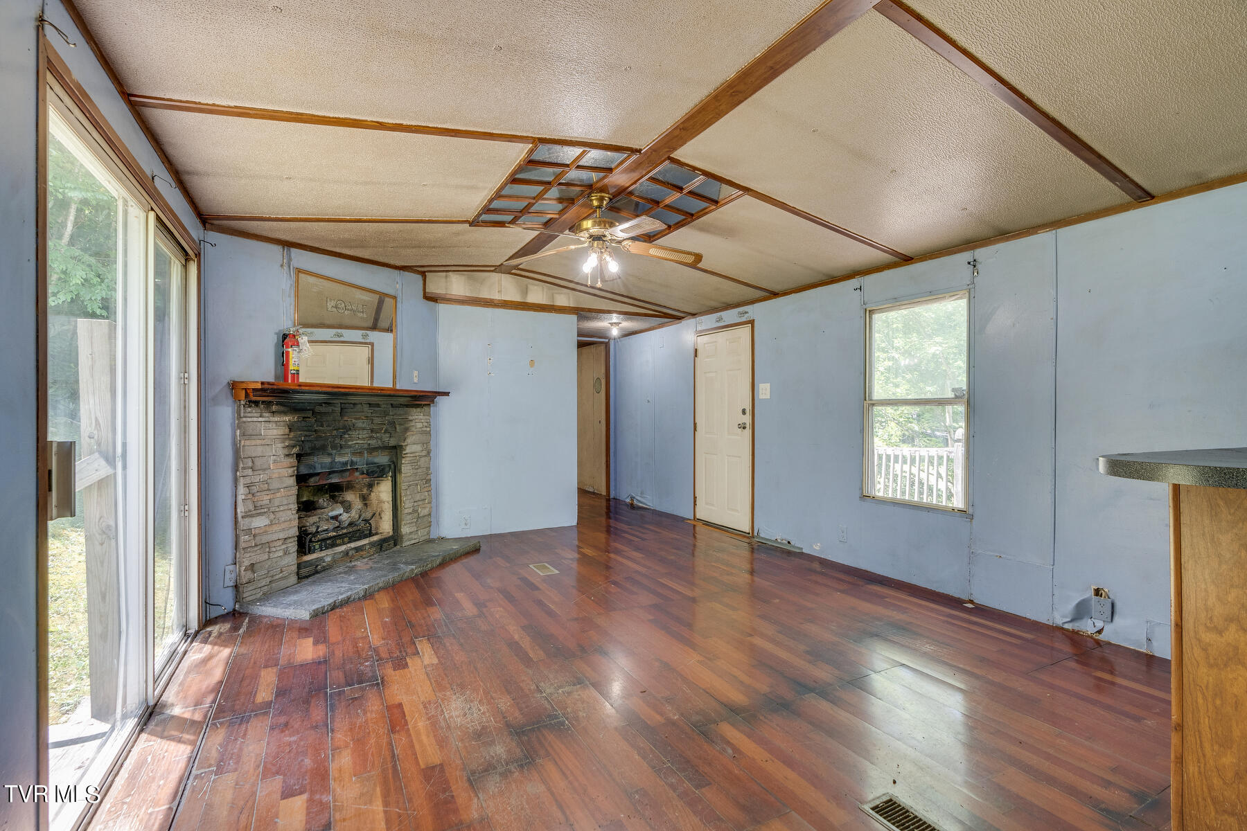 333 Jenkins Hollow Road Elizabethton, TN 37643 - Photo 9 of 31 Living Area