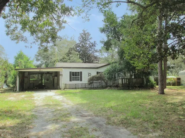 a view of a house with yard and trees