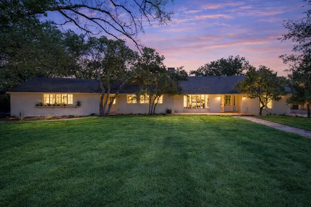 a view of a back yard