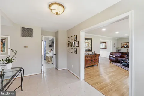 a view of a livingroom with furniture and a ceiling fan