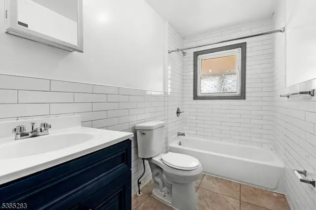 $2,400 | 143 Valley Road, Unit 2L, Montclair, NJ 07042