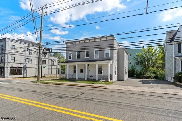 $2,400 | 143 Valley Road, Unit 2L, Montclair, NJ 07042