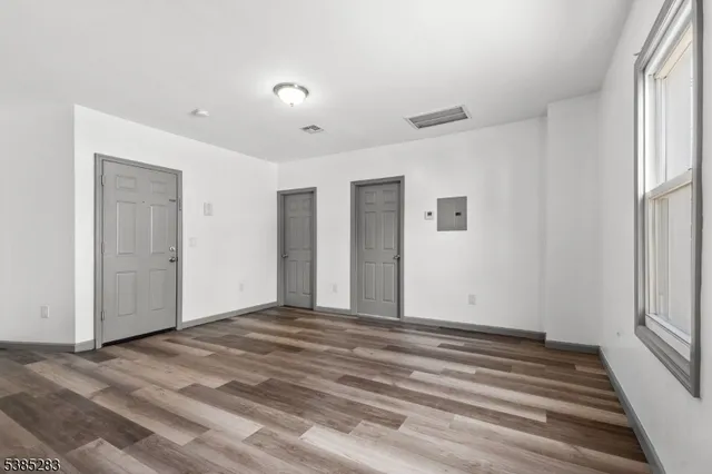 $2,400 | 143 Valley Road, Unit 2L, Montclair, NJ 07042