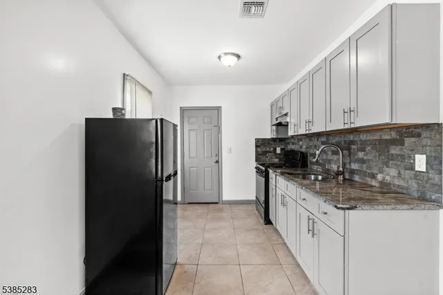 $2,400 | 143 Valley Road, Unit 2L, Montclair, NJ 07042