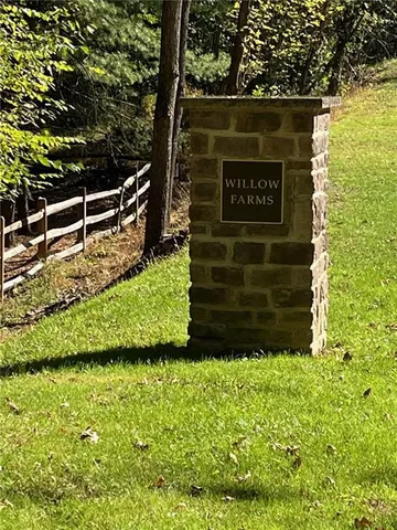 a sign that is sitting on a brick wall