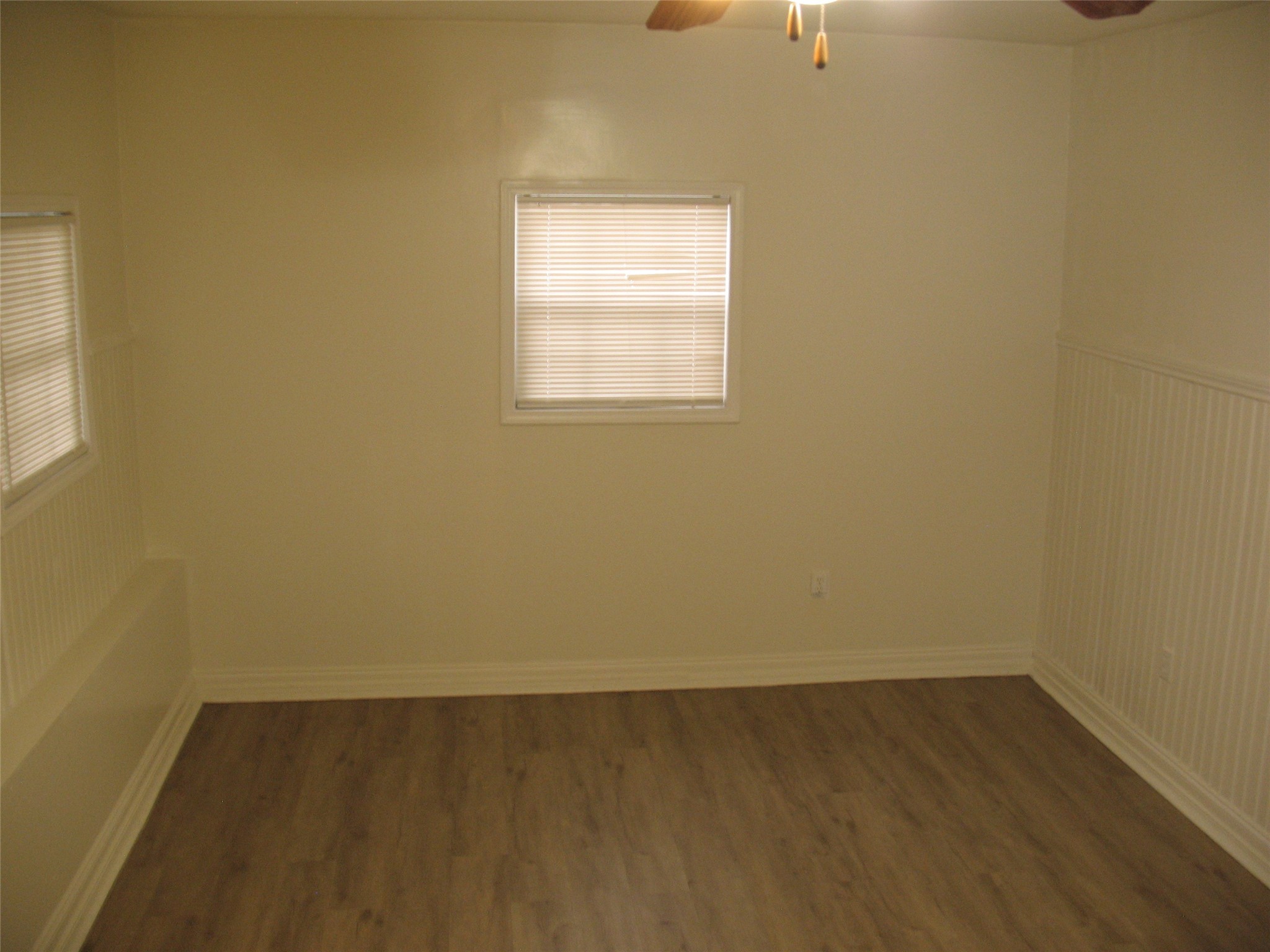 2610 Scott Street Houston, TX 77004 - Photo 4 of 10 an empty room with a window