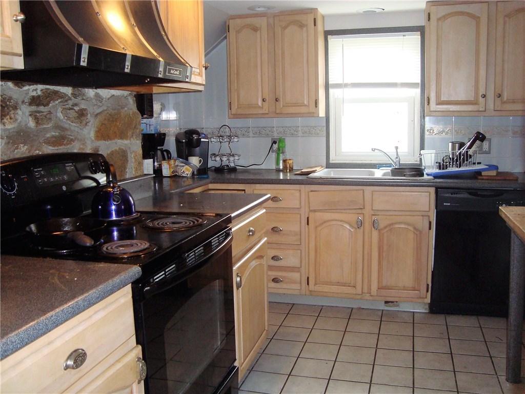 27 Angell Road Narragansett, RI 02882 - Photo 3 of 8 Kitchen