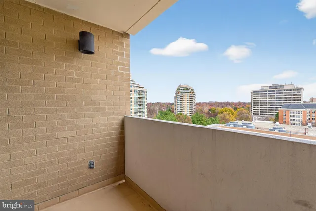 a black and white photo of a living room