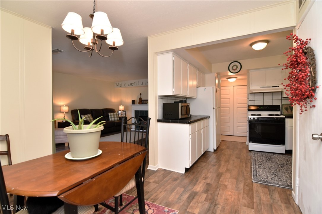 1105 Canyon View Road, Unit 602 Northfield, OH 44067 - Photo 10 of 31 Dinig area looking into kitchen and living room