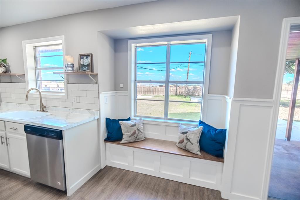 108 Gettysburg Drive Comanche, TX 76442 - Photo 3 of 39 a living room with a bed furniture and a window