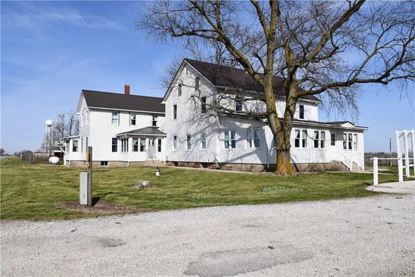 $1 | 1576 Highway 133, Arthur, IL 61911