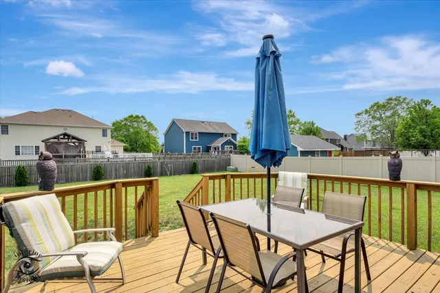 a view of front of house with a yard