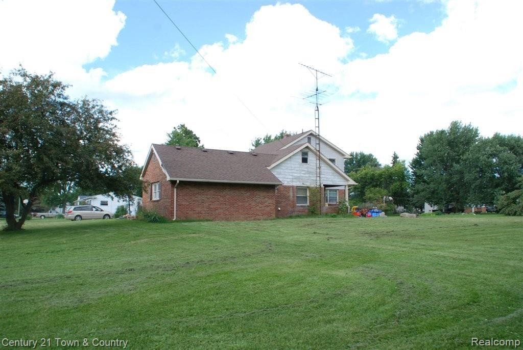 5445 Howe Road Grand Blanc, MI 48439 - Photo 7 of 14 Right Side.JPG
