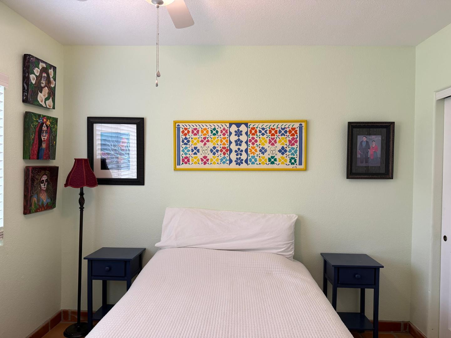 1825 West Ray Road, Unit 1012 Chandler, AZ 85224 - Photo 27 of 34 a bedroom with a bed and a table in it