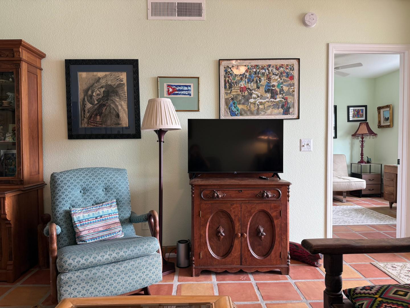 1825 West Ray Road, Unit 1012 Chandler, AZ 85224 - Photo 29 of 34 a living room with furniture and a flat screen tv