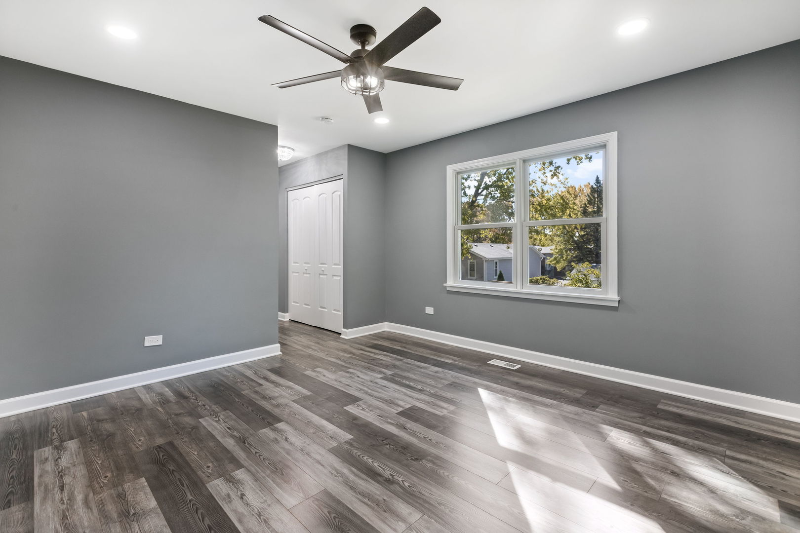 585 Cambridge Way Bolingbrook, IL 60440 - Photo 11 of 20 a view of an empty room with a window