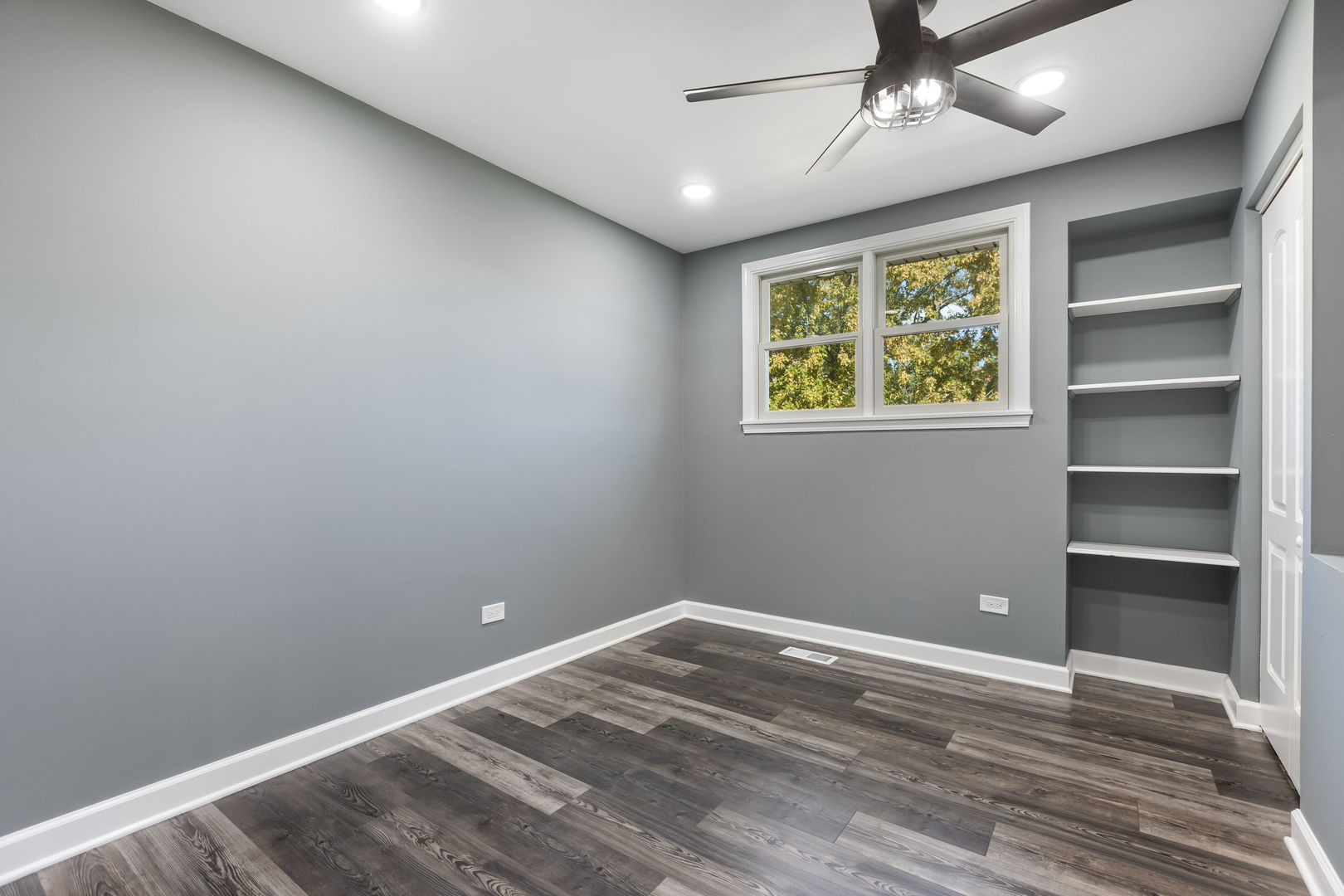 585 Cambridge Way Bolingbrook, IL 60440 - Photo 15 of 20 a view of an empty room with a window