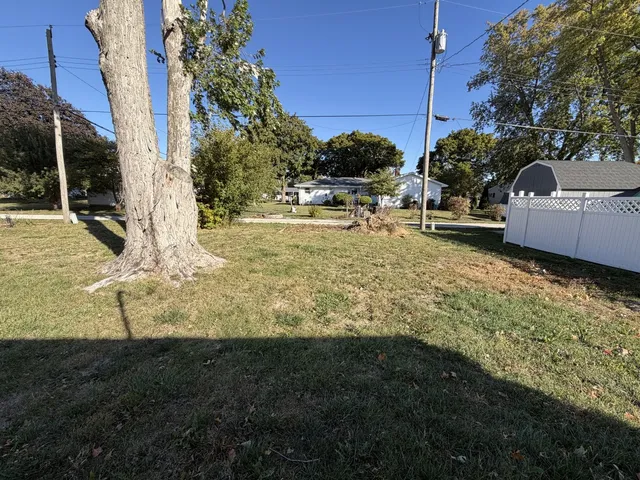 a view of a backyard