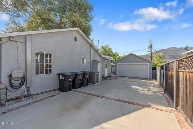 a view of a house with backyard