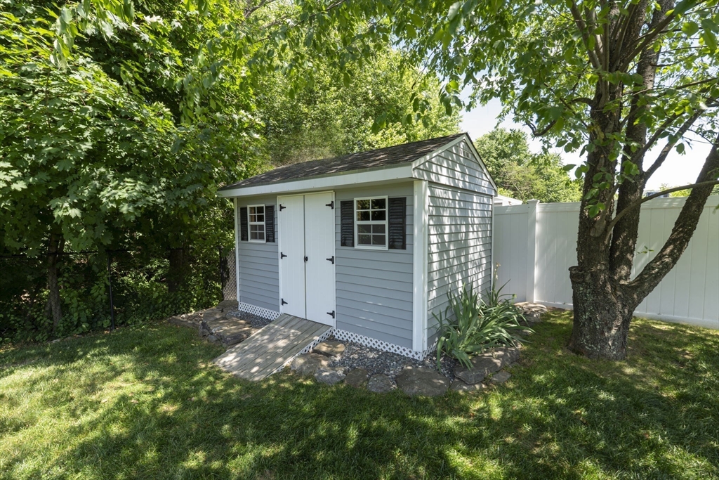 22 Temi Road Hudson, MA 01749 - Photo 5 of 39