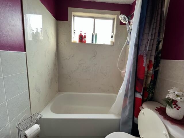3102 Lewis Road Columbus, OH 43207 - Photo 15 of 35 Bathroom tub